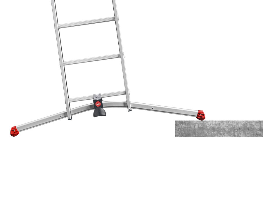 Detailansicht einer silbernen Leiter mit roten Füßen vor einem weißen Hintergrund.