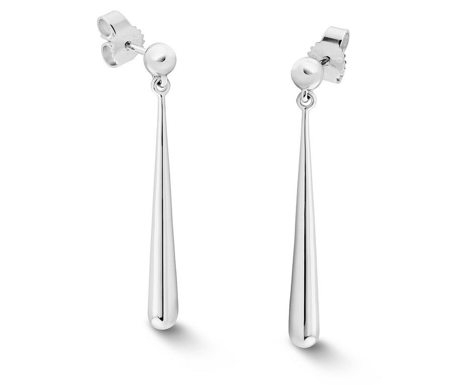 Zwei silberne Ohrhänger mit Kugel- und Kegelform liegen auf einem weißen Untergrund.