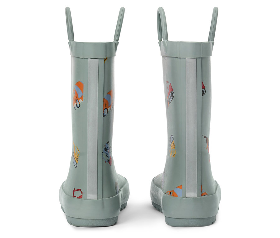 Paar hellgrüne Gummistiefel mit Bauwagen-Muster, von hinten fotografiert.