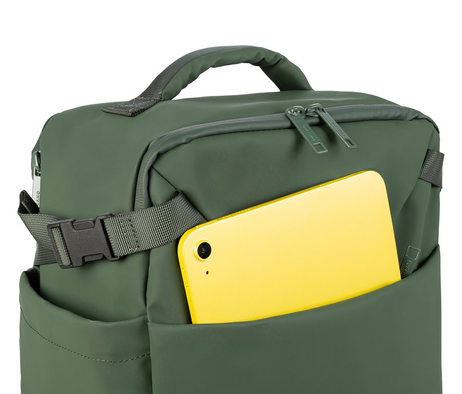 Nahaufnahme eines grünen Rucksacks mit einem gelben Smartphone in der Außentasche.