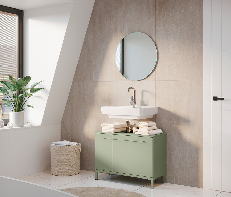 Waschbecken mit dem »Laurino« Waschbeckenunterschrank in Taupegrün, Handtüchern und rundem Spiegel im Badezimmer.