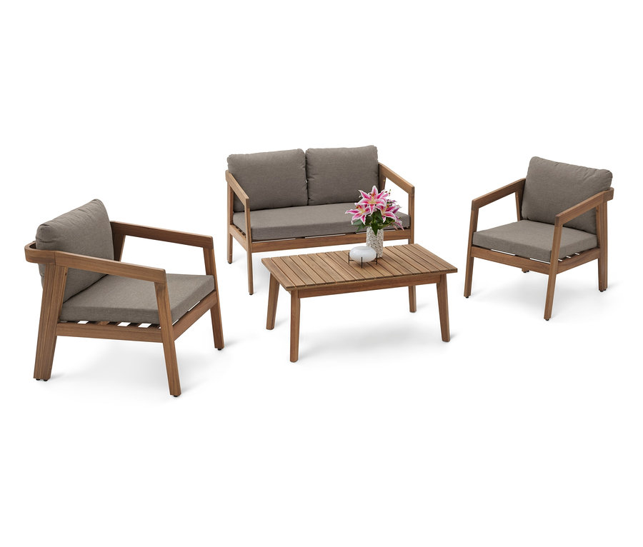 Aufnahme eines Gartenmöbelsets mit einem Zweisitzer-Sofa, zwei Sesseln und einem Couchtisch aus Holz mit grauen Polstern und einem Blumenarrangement.