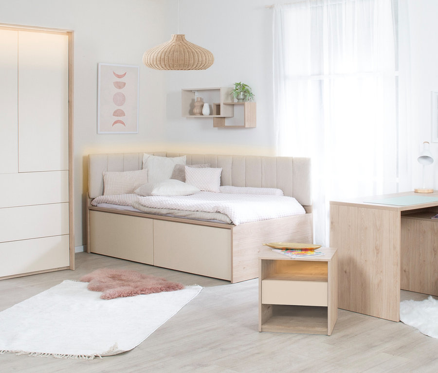 Einrichtung eines Schlafzimmers mit einem Bett, einem Nachttisch, einem Schreibtisch, einem Schrank und einem Roba Wandregal »Louisa«.