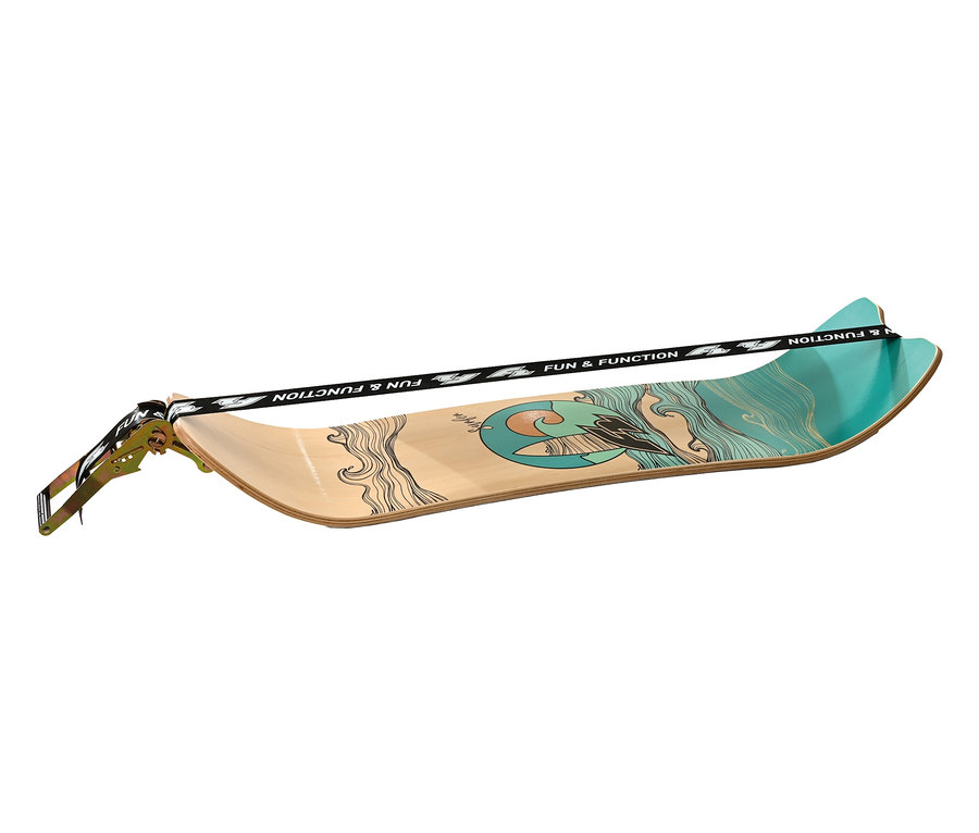 Das F2 Surfline Board Slackline ist diagonal von links unten nach rechts oben positioniert. Das Board ist mit einem hellbraunen Holzmuster und einer blaugrünen Grafik versehen.