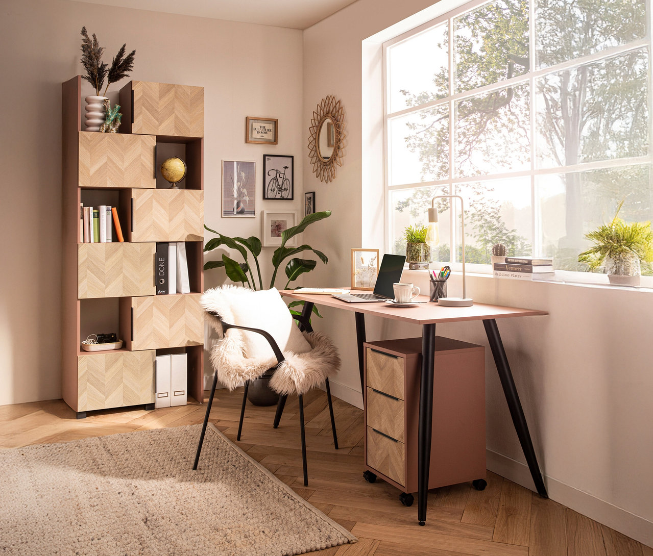 Einrichtung mit mauvefarbenem Schreibtisch »Piazza«, Schieberegal »Piazza« und Rollcontainer »Piazza« mit Fischgrätenmuster.