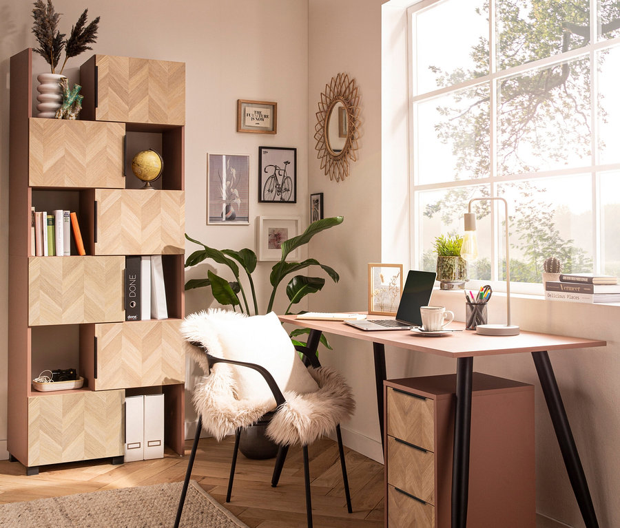 Einrichtung mit mauvefarbenem Schreibtisch »Piazza«, Rollcontainer »Piazza« in Mauve/Fischgräten-Dekor und Schildmeyer Schieberegal »Piazza«.