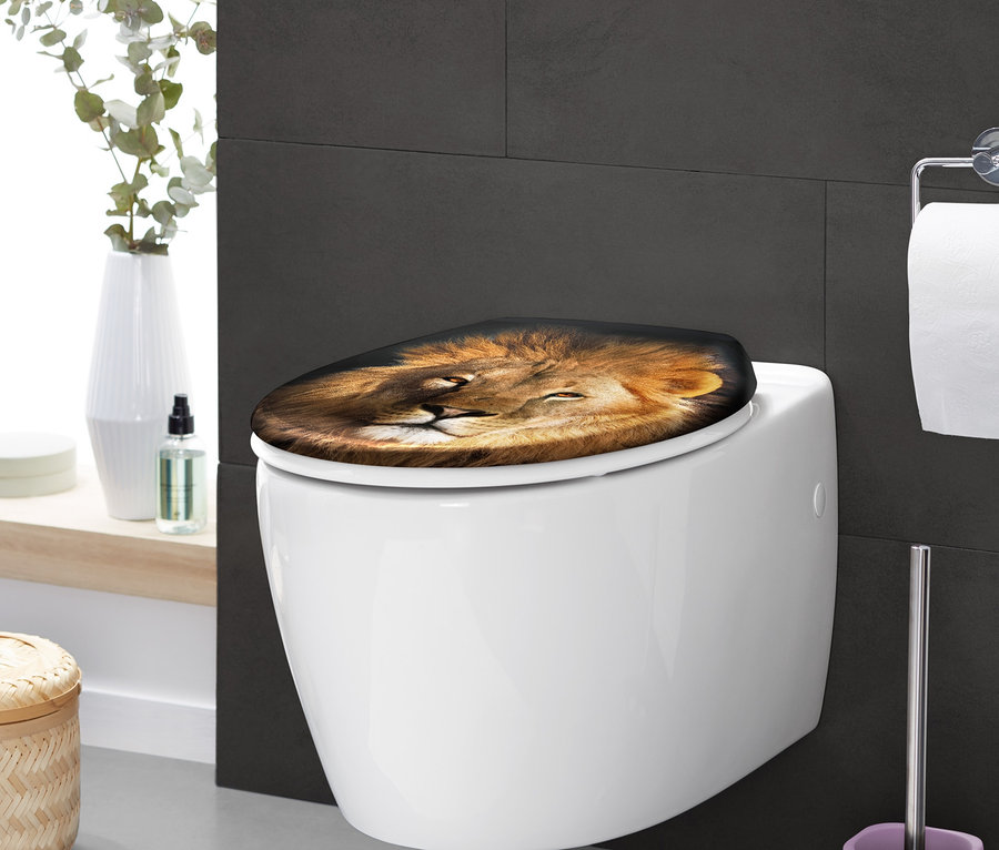 Weiße Toilette mit SCHÜTTE-MDF-WC-Sitz »Löwe«.