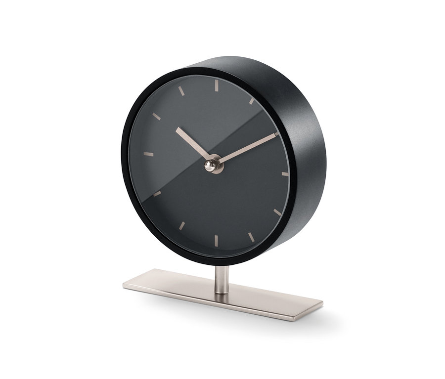 Eine schwarze Design-Tischuhr mit silbernem Sockel.