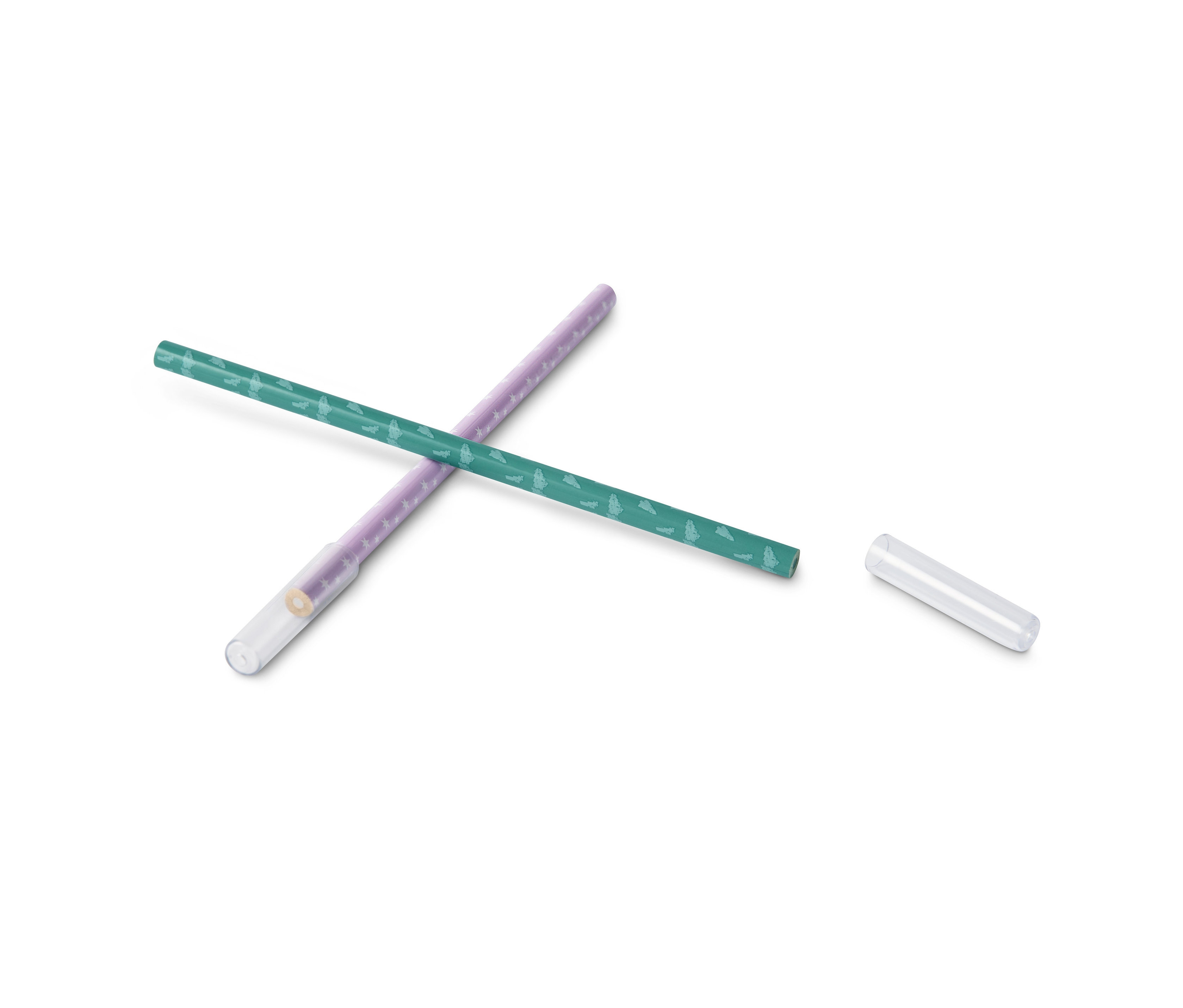Zwei Stoffkreidestifte liegen gekreuzt auf einem weißen Hintergrund. Einer ist helllila mit weißen Sternen, der andere ist grün mit hellen Bäumen. Eine durchsichtige Kappe liegt daneben.