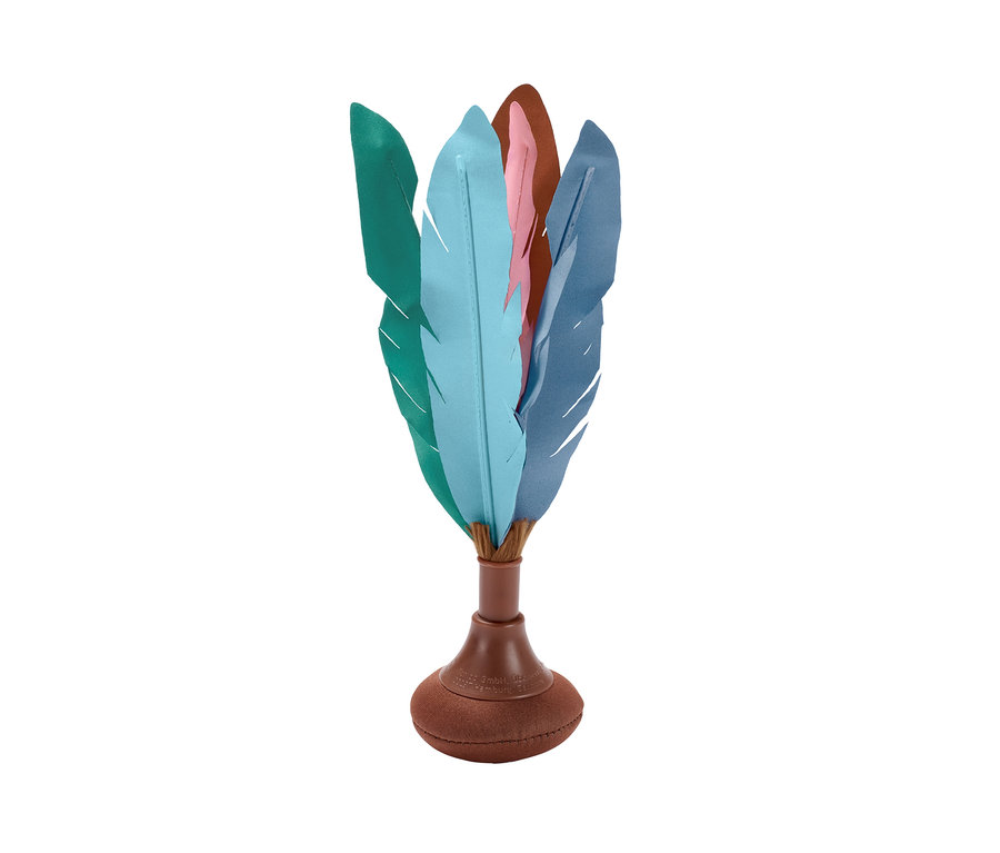 Hand-Federball mit Federn in Grün, Blau, Rosa und Braun.