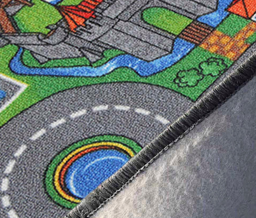 Detailaufnahme eines Spielteppichs mit Stadtmotiv, inklusive Strassen, Fluss und Gebäuden.