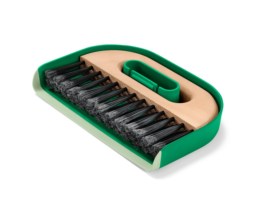 Handkehrer und Schaufel mit grünem Rahmen.