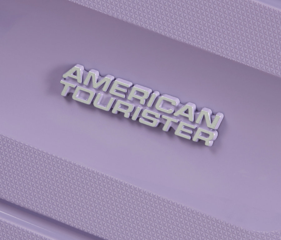 Detailaufnahme eines lavendelfarbenen American Tourister Hartschalen-Koffers »Sunside Spinner«.