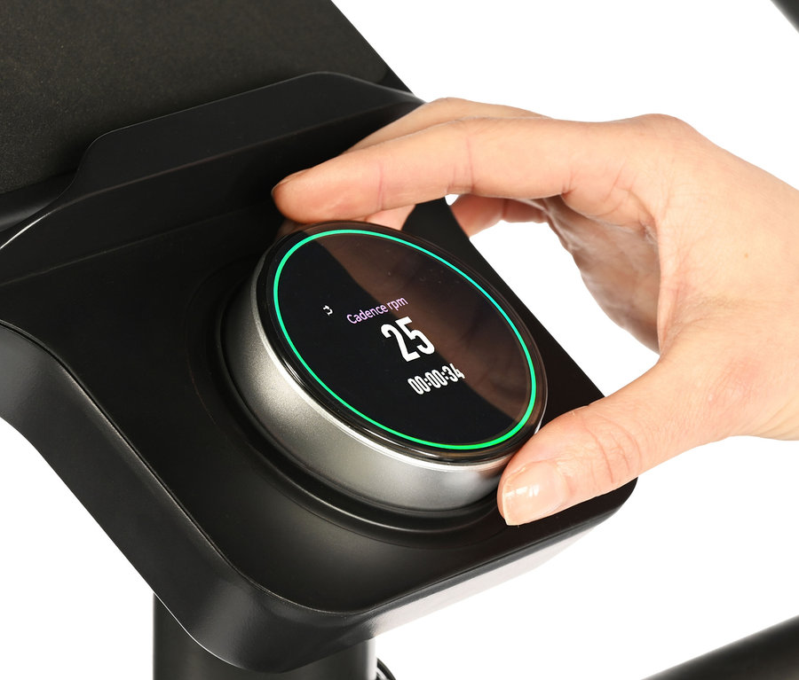 Eine Hand passt die Einstellungen auf der schwarzen Konsole des Heimtrainers Ergometer »ET 3.1« an.