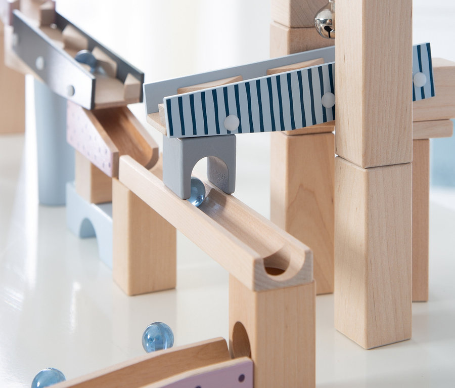 Detailaufnahme einer roba Kugelbahn, 100-teilig, mit Glaskugeln.