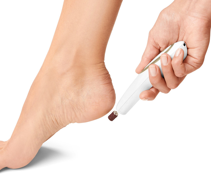 Ein Fuß wird mit einem Maniküre-Pediküre-Gerät behandelt.