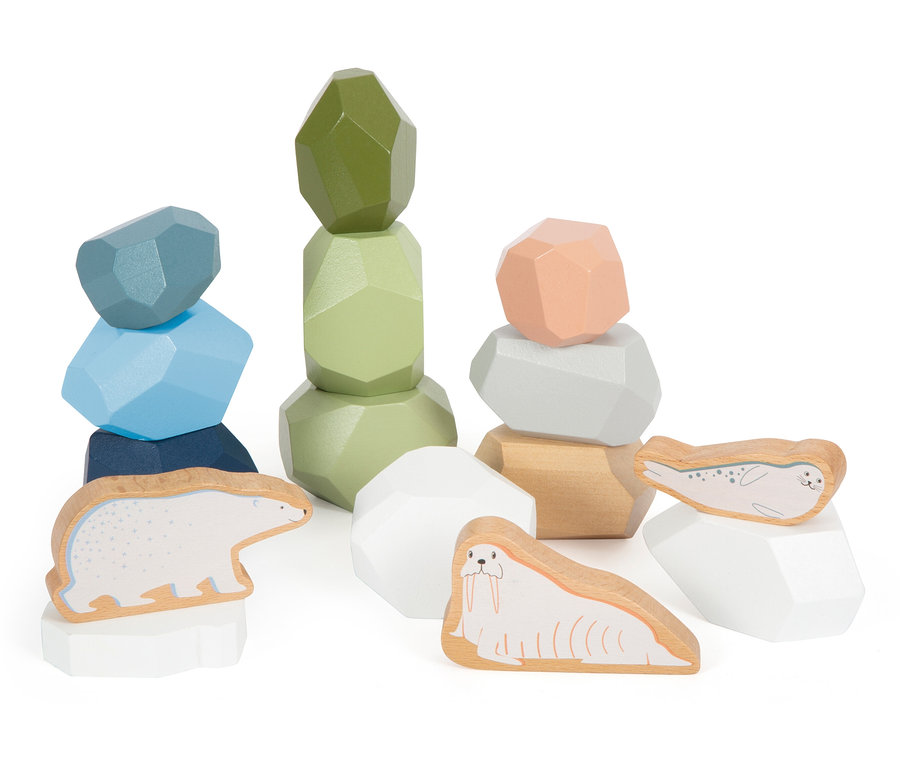 Auf einem weißen Hintergrund sind bunte Holzbausteine und Tiere aus dem small foot Motorikspiele-Set »Arctic« gestapelt.