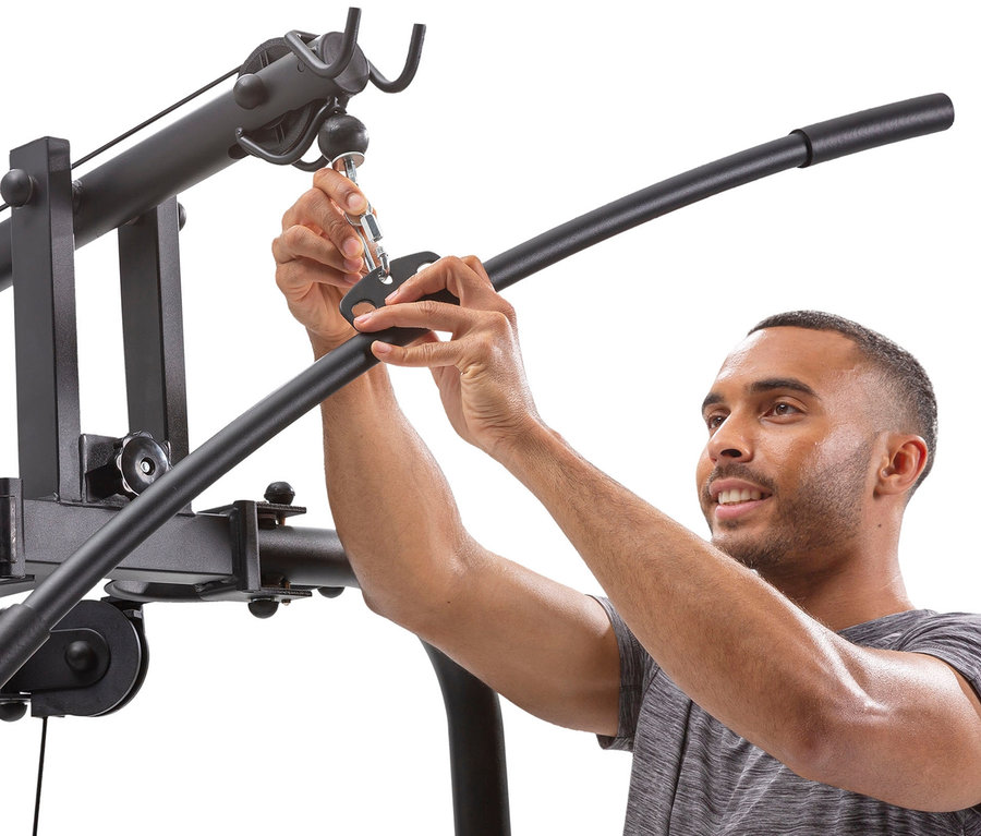 Mann montiert Christopeit Kraftstation SP 2000.