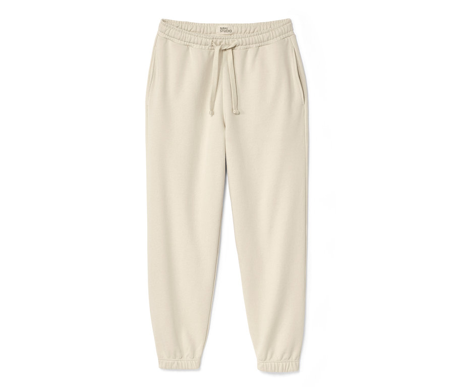 Eine ungefärbte NAH/STUDIO Jogginghose aus nachhaltiger Baumwolle.