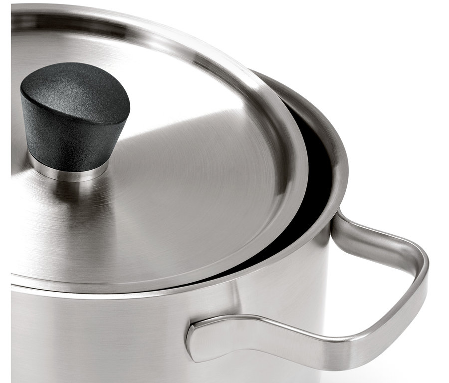 Detailansicht eines Edelstahl-Kochtopfs mit Glasdeckel.