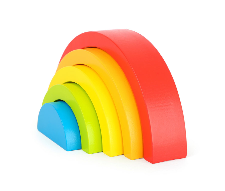 Ein farbenfrohes Holzspielzeug, das einen Regenbogen darstellt, von small foot Motorikspiele-Set »Regenbogen«.