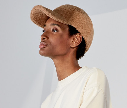 Frau trägt eine hellbraune Teddy-Cap.