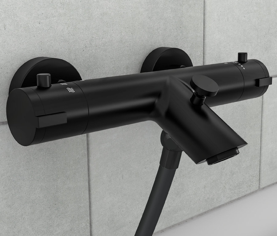 Schwarze Thermostat-Wannenfüllarmatur »London« an grauer Wand.