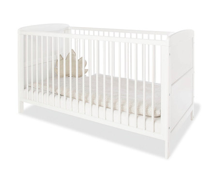 Weißes Pinolino Set »Viktoria« Kinderbett mit gemusterter Unterlage und Blattkissen.