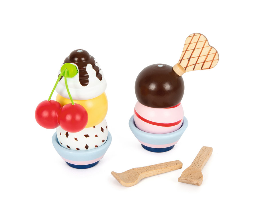 Zwei hölzerne Eisdielenmodelle in Schalen und zwei Löffel, darunter small foot Eistheke »fresh«.