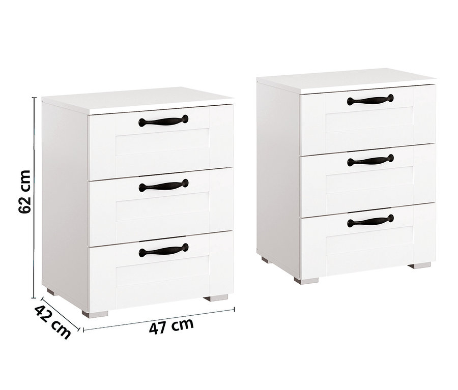 Zwei weiße rauch »Cottage« Nachttische mit je drei Schubladen und schwarzen Griffen.