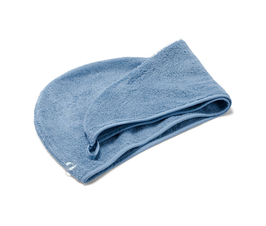 Ein blaues Turban-Handtuch auf weißem Hintergrund.
