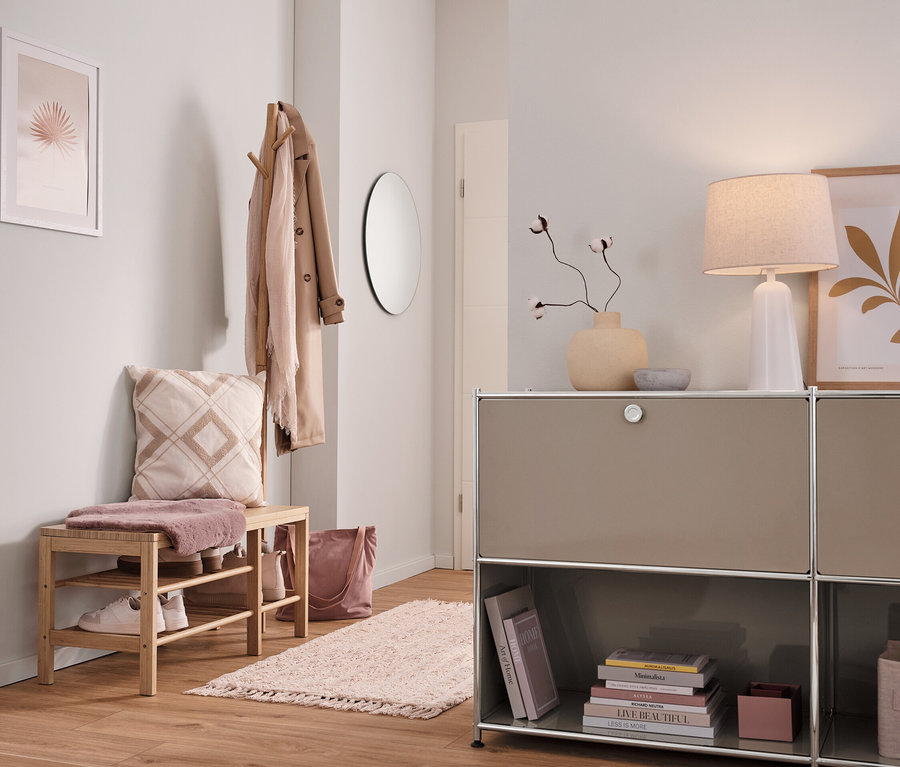 Flur mit Sitzbank mit Garderobenständer, Spiegel Ameca und Sideboard Metall CN3 mit 2 versetzbaren Klappenfächern.