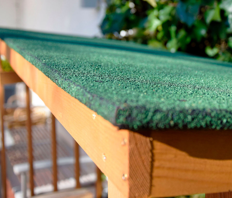 Detailaufnahme eines Kaminholzregals, 15 mm, Kiefer mit grünem Dach.