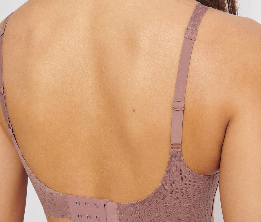 Rückansicht einer Frau, die einen sloggi ZERO Feel Bliss Soft Bra in Kakao trägt.