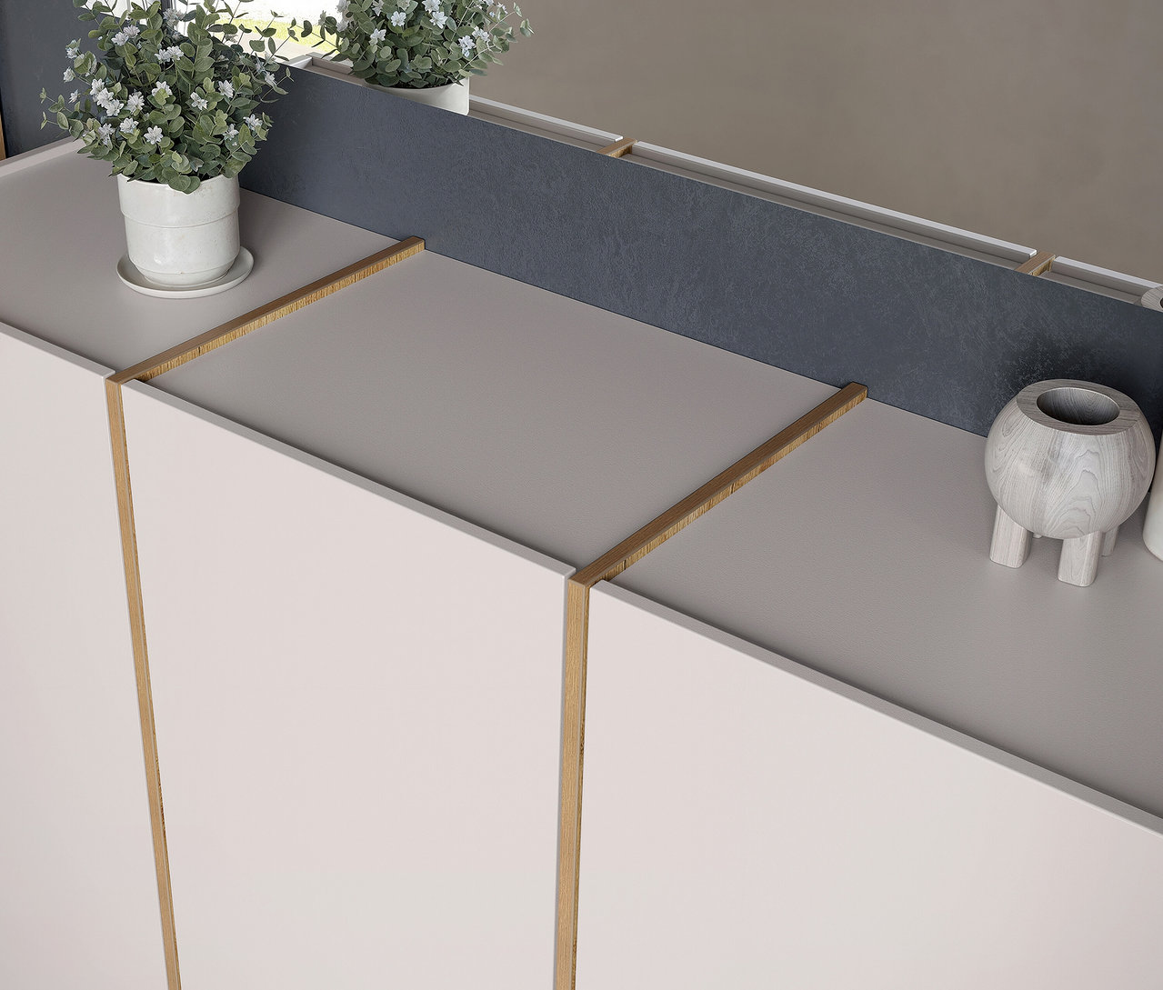 Weißer Schuhschrank mit Topfpflanzen und dekorativen Vasen.