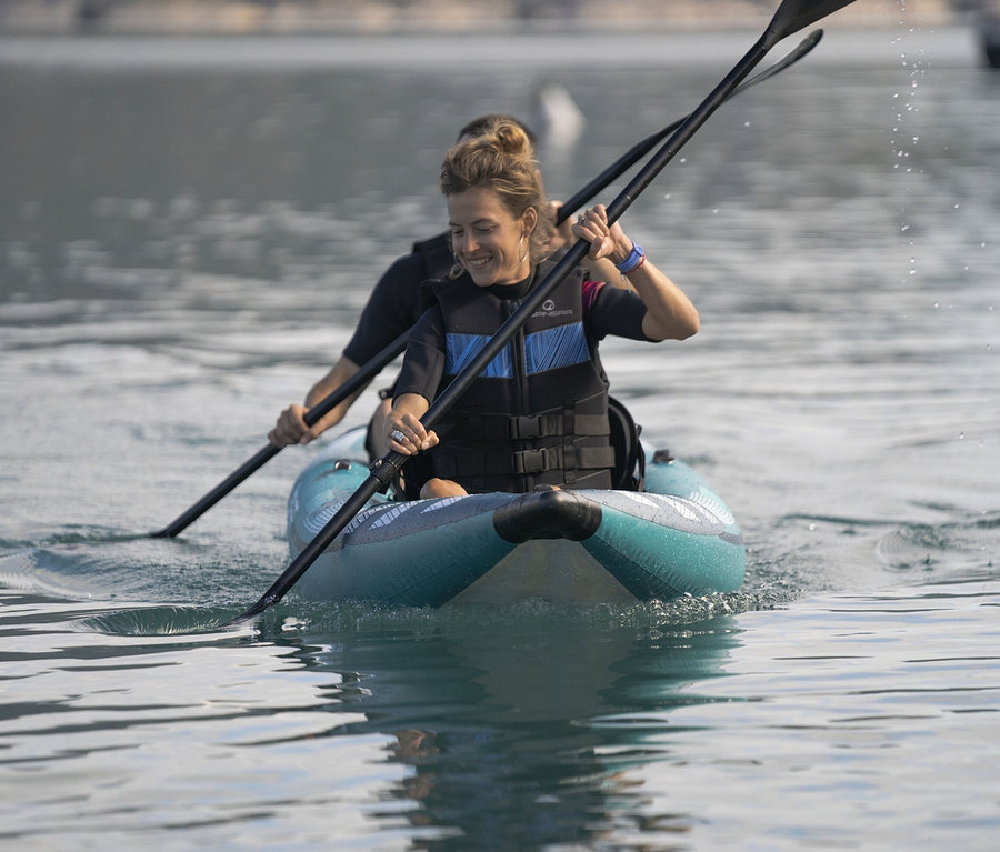 Zwei Personen paddeln in einem Spinera Hybris 410 2-Personen-Kajak.