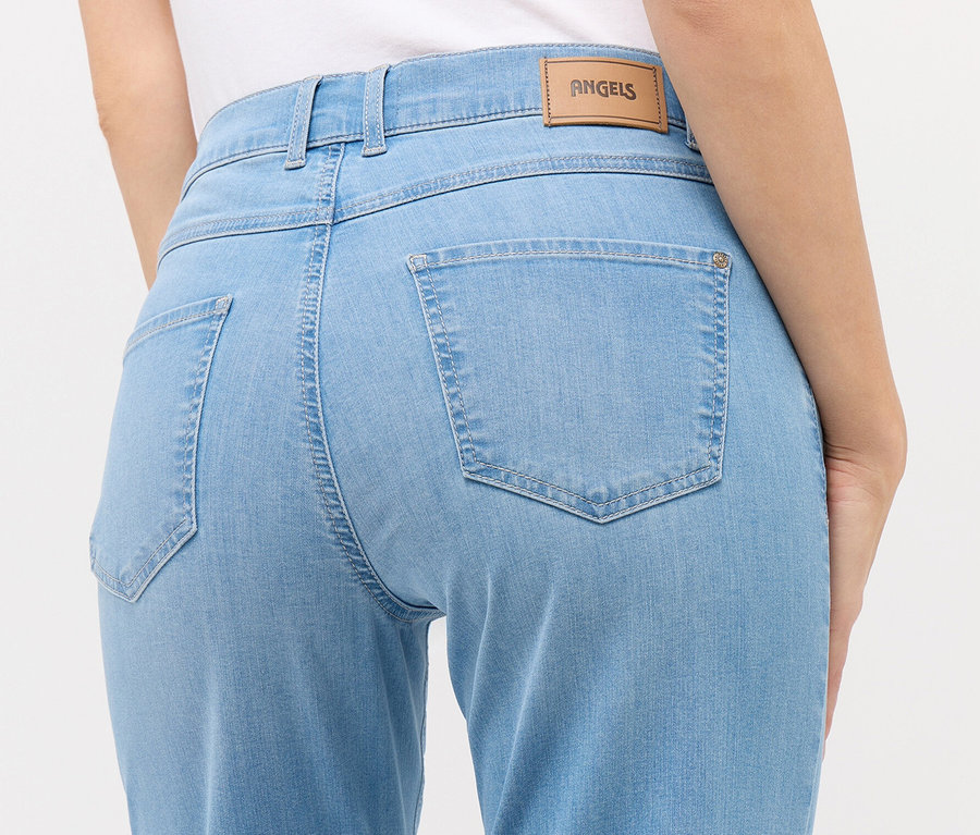 Rückansicht einer Frau in Angels Jeans »Lara« Straight Fit, hellblau.
