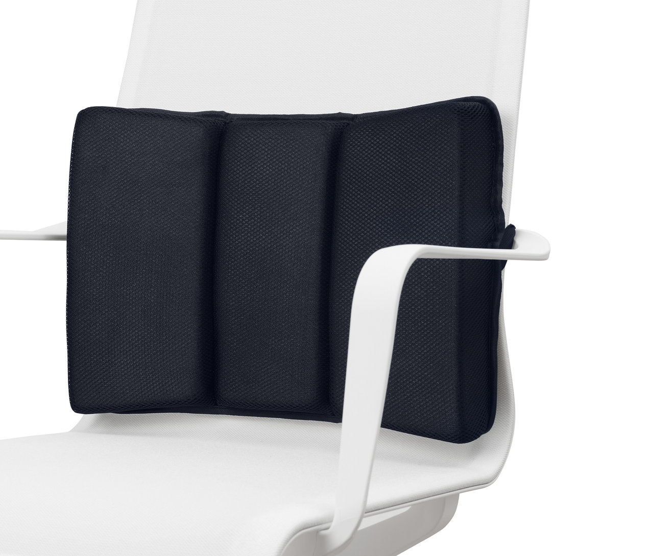 Dunkelblaues Lendenkissen an einem weißen Bürostuhl befestigt.