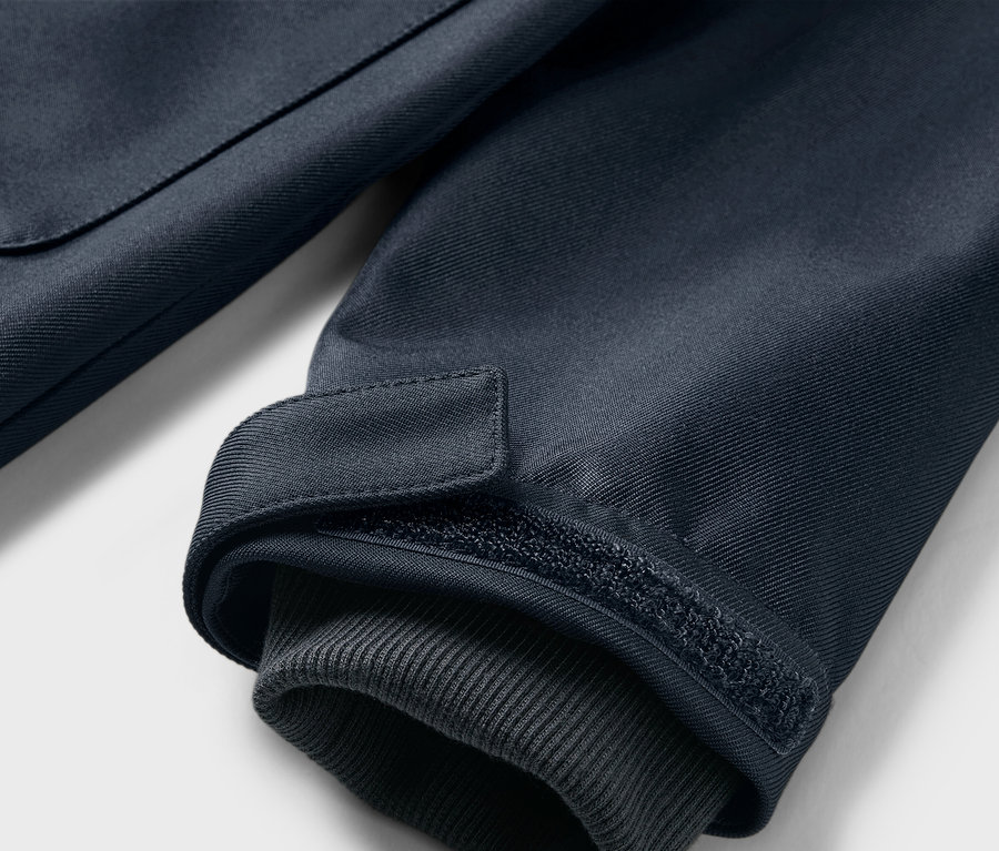 Detailansicht des Ärmels vom Kinder-Softshellmantel mit Bündchen.