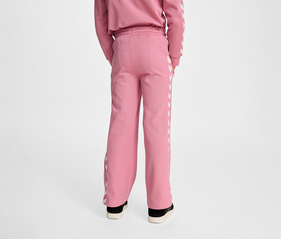 Person von hinten trägt HUMMEL HMLJR Archive Wideleg Poly Pants.