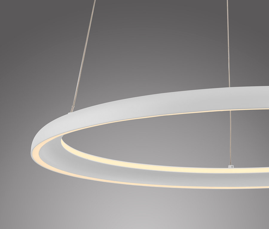 Eine weiße, kreisförmige Deckenleuchte hängt an dünnen Kabeln vor einem grauen Hintergrund.