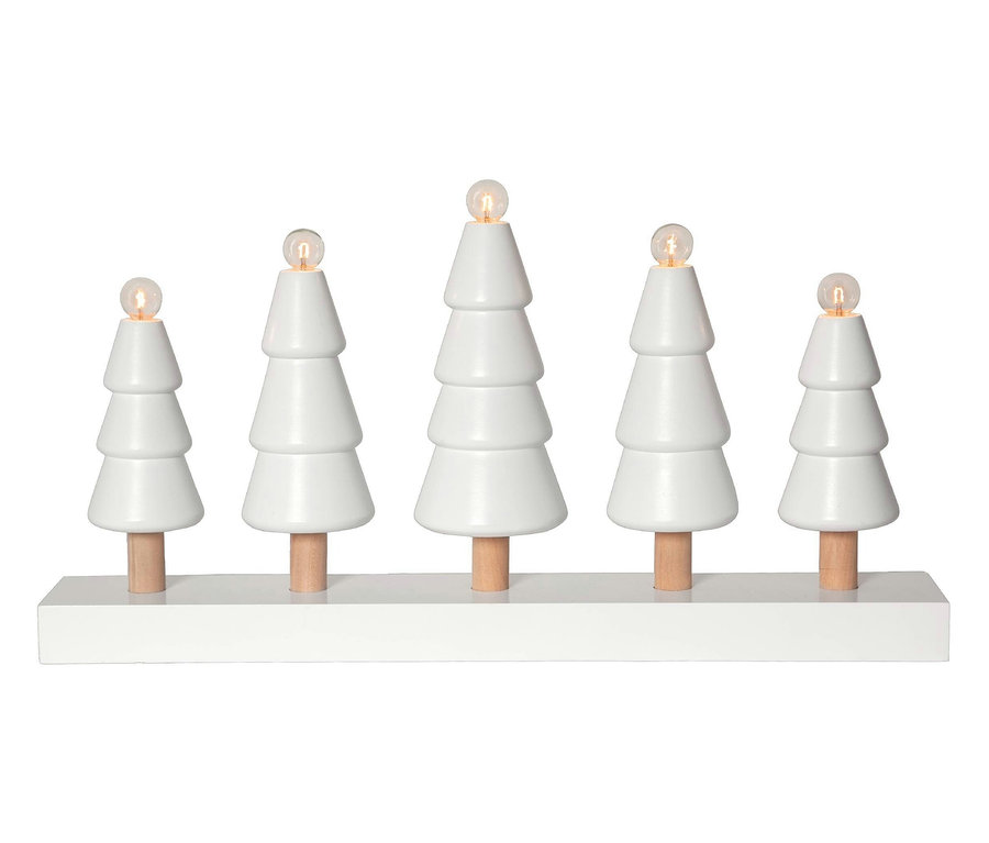Dekoration mit fünf weißen Bäumen auf einem Holzsockel, jeder mit einem Licht.