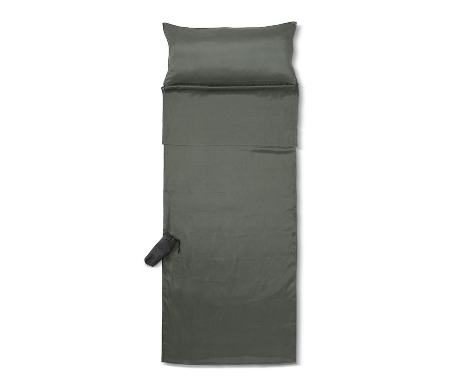 Graues Seiden-Schlafsack-Inlay und seine Hülle.