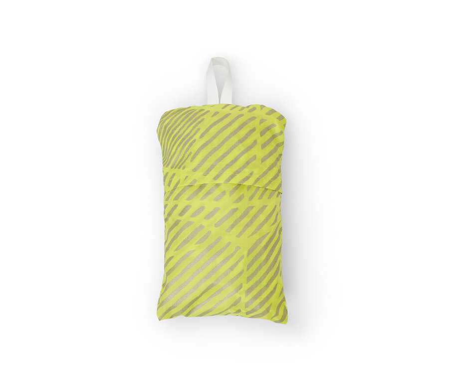 Zusammengefaltete Rucksack-Regenschutzhülle in Gelb mit silbernen Streifen und einer weißen Schlaufe.