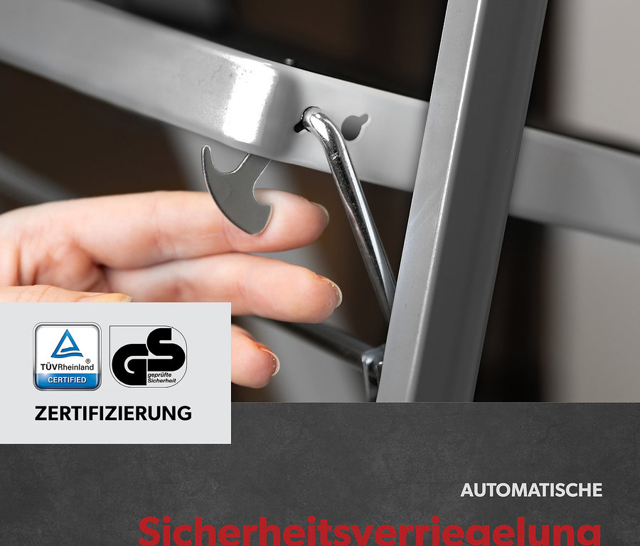 Eine Hand bedient den Arretierungsmechanismus eines anthrazitfarbenen Klapptritts mit 2 Stufen.