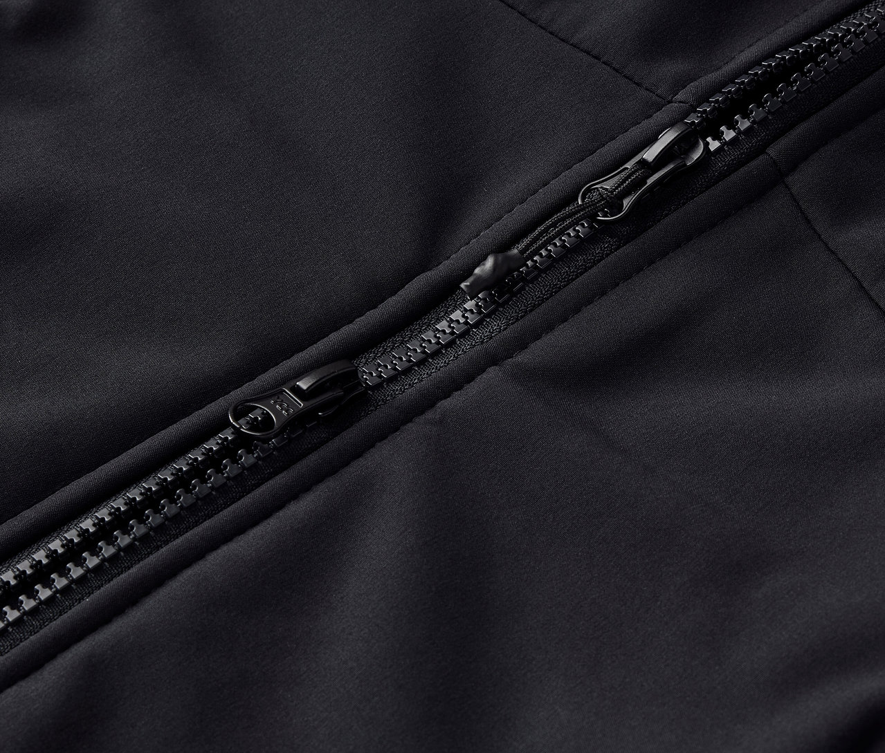 Detailaufnahme eines schwarzen Reißverschlusses an einem Kleidungsstück.
