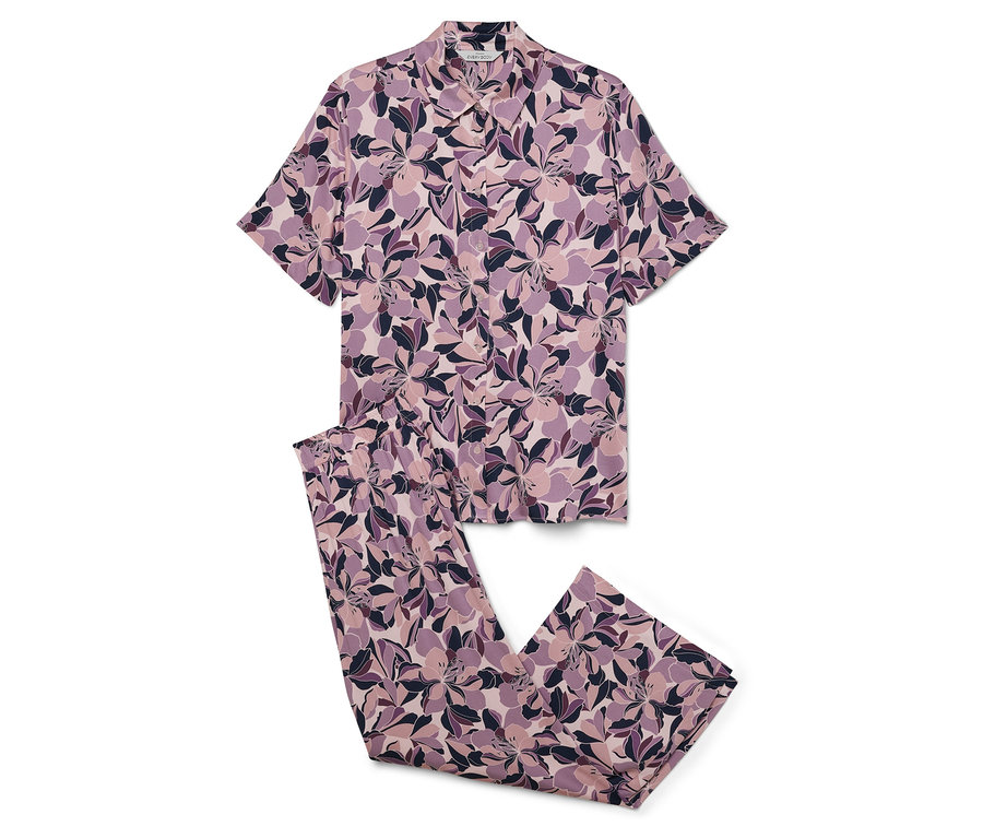 Lila Pyjama mit Kurzarm und Blumenmuster.