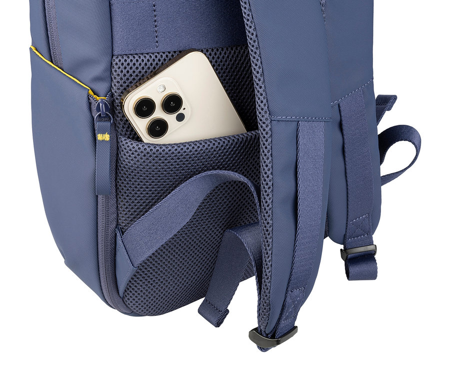 Nahaufnahme eines blauen Rucksacks mit einem Smartphone in der Seitentasche.