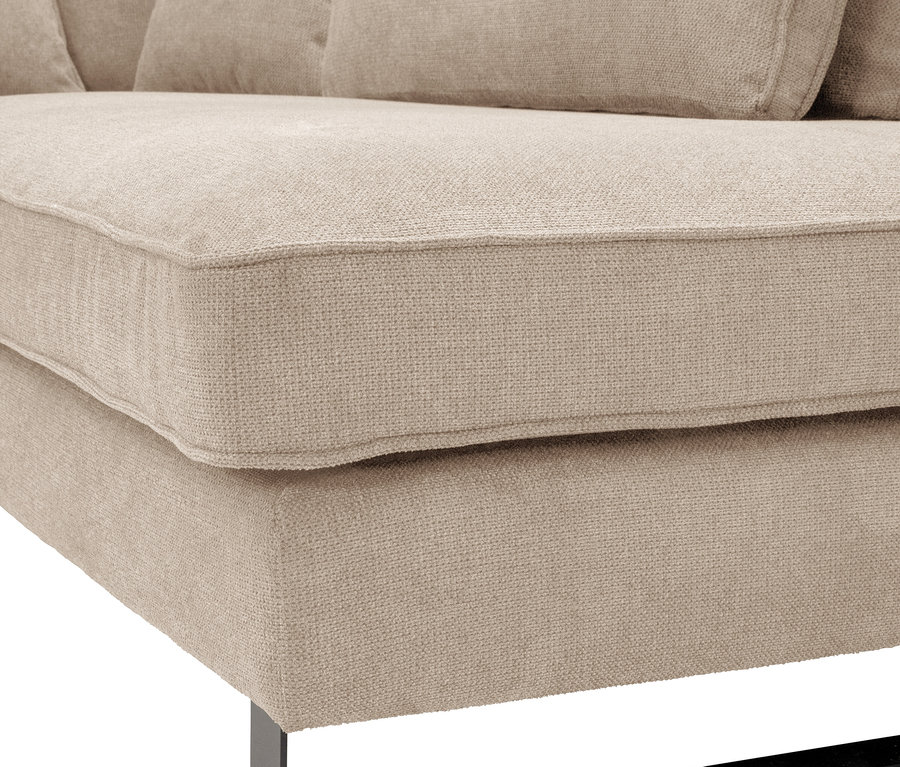 Detailansicht eines beigen Sofas mit schwarzen Metallbeinen.