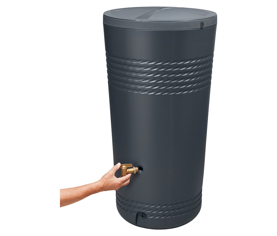 Eine Hand bedient den Wasserhahn des Garantia 2-in-1-Regentonnen-Komplett-Sets (ca. 230 l).